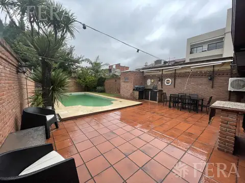 Venta casa 4 ambientes con cochera y piscina en Wilde