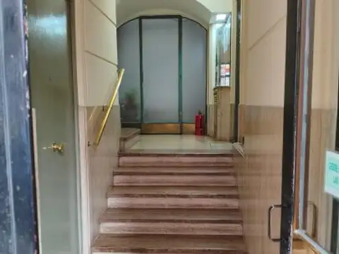 Departamento 3 ambientes, a refaccionar cocina y baño, con todos los servicios al día. Salta y...