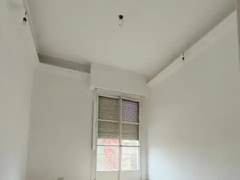 Departamento 3 ambientes, a refaccionar cocina y baño, con todos los servicios al día. Salta y...