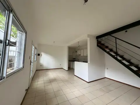 Venta Duplex de pasillo, dos dormitorios, Barrio Azcuenega