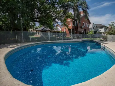 VENTA IMPONENTE CASA HURLINGHAM 2000 M2 PERMUTA