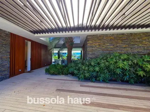 Casa en Alquiler con 3 cocheras