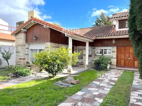 DESTACADO CHALET EN ZONA RESIDENCIAL