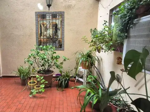 2 amplios ambientes con patio