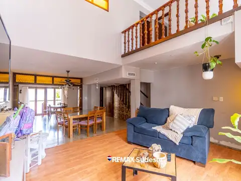 Casa 5 ambientes con 4 baños