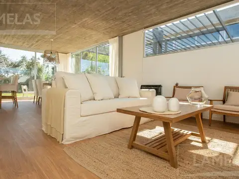 Casa 4 ambientes con 2 baños