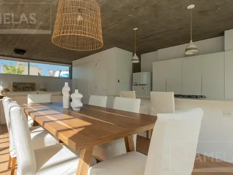 Casa en Venta con 2 cocheras