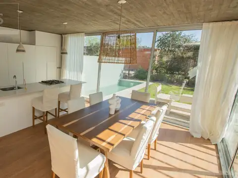 Casa 4 ambientes con 2 baños