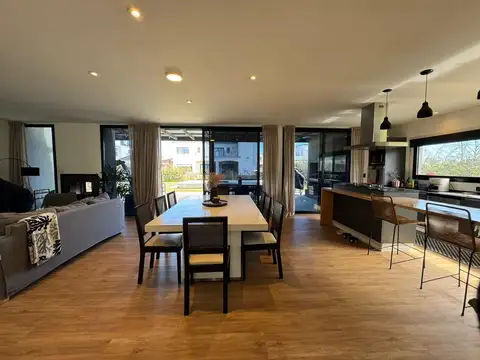 Casa 4 ambientes con 4 baños