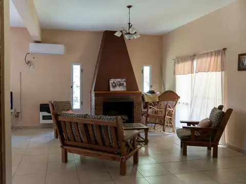 Casa 4 ambientes con 2 baños