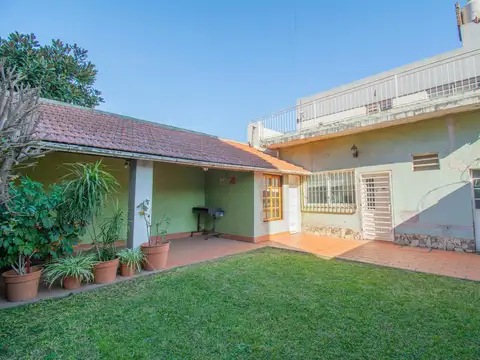 Venta de Casa 5 Ambientes en Villa Luzuriaga