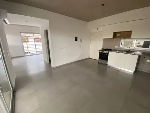 Impecable departamento en alquiler con cochera en Bernal centro!