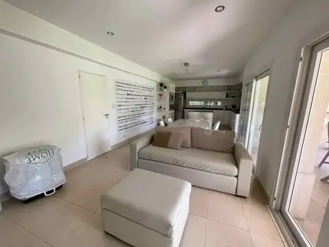 Casa en Alquiler con 2 cocheras