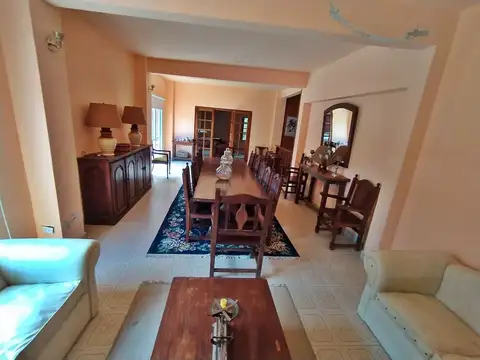 Casa 6 ambientes con 2 baños