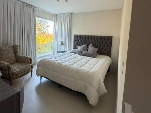 Casa en Venta con 4 cocheras