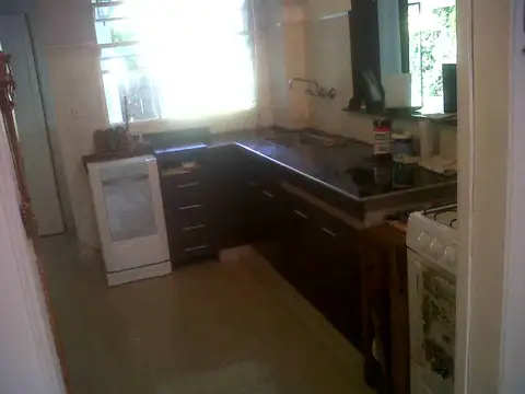 EN VENTA EN CASEROS CASA CON GARAGE O LOCAL AL FRENTE - FICHA 3579