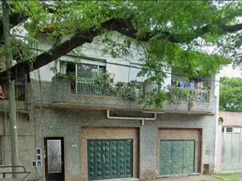 EN VENTA EN CASEROS CASA CON GARAGE O LOCAL AL FRENTE - FICHA 3579