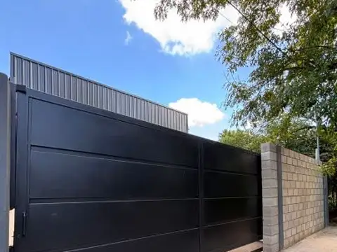 VENTA - Galpon  288 m2 a estrena con comedor, oficinas y 2 baños