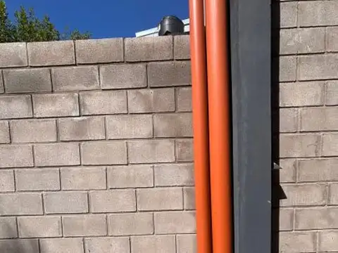 VENTA - Galpon  288 m2 a estrena con comedor, oficinas y 2 baños