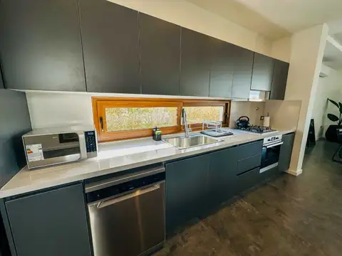 Casa en Alquiler con 2 cocheras