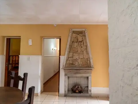 Casa 4 ambientes con 2 baños