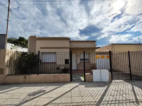 CASA EN VENTA 5 AMBIENTES CENTRO LUJAN 
