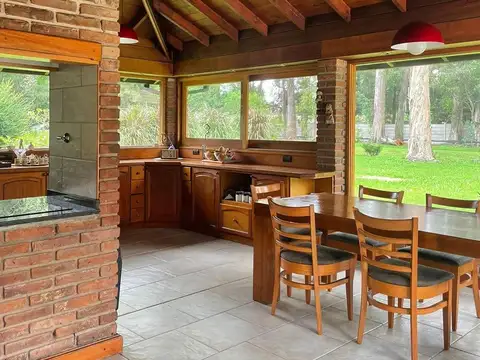 Casa 5 ambientes con 2 baños