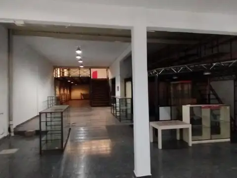 EXCELENTE LOCAL COMERCIAL CON ENTREPISO SOBRE AVENIDA.