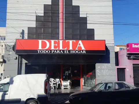 EXCELENTE LOCAL COMERCIAL CON ENTREPISO SOBRE AVENIDA. 