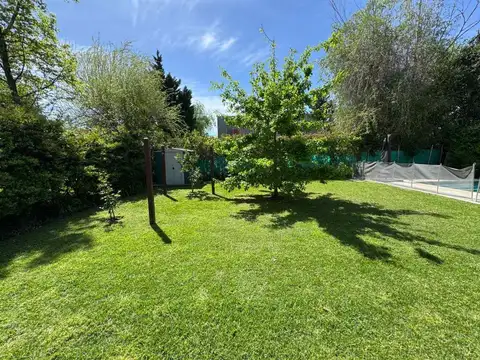 CASA 4 AMBIENTES JARDIN PISCINA-BARRIO SENDEROS lI