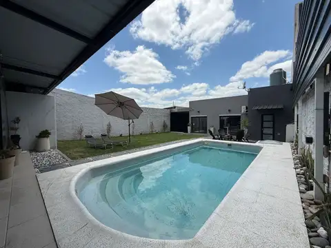 CASA EN VENTA 2 AMBIENTES CON PILETA EN GLEW