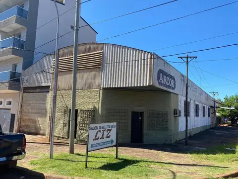 VENDO AMPLIO GALPÓN EN ESQUINA DE IMPORTANTE  AVENIDA .
