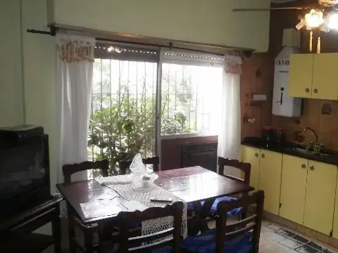 Casa 4 ambientes con 2 baños