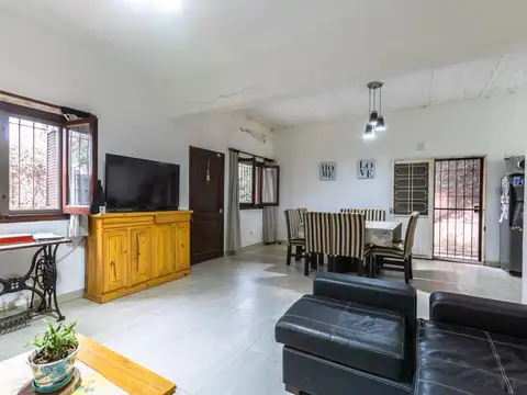 EN VENTA - CASA CUATRO DORMITORIO CON JARDIN - FISHERTON