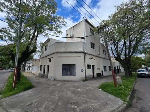 Departamento en PH, Primer piso x escalera. Al Frente. Patio con Parrilla.