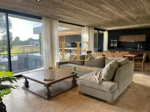 Casa en Venta con 8 cocheras