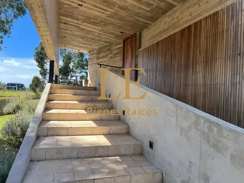 Casa 6 ambientes con 5 baños