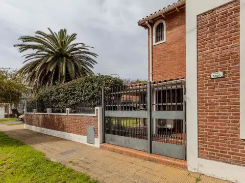 VENTA CASA DOBLE ACCESO Y JARDIN GRAN TERRENO