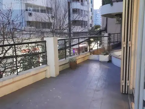 Departamento a la calle con balcon terraza