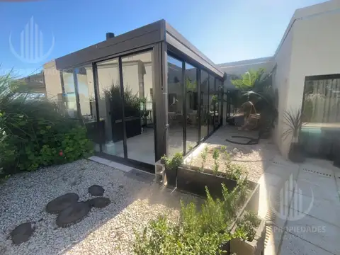 Casa en Venta con 2 cocheras
