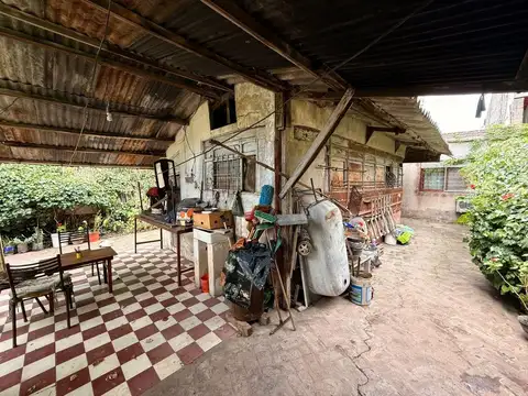 CASA AMERICANA CON GRAN PARQUE LIBRE