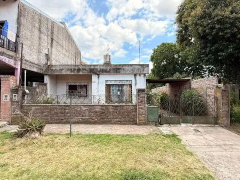 CASA AMERICANA CON GRAN PARQUE LIBRE