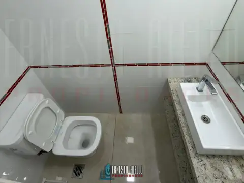¡ALQUILER EXCELENTE LOCAL DE DOBLE ALTURA EN BERAZATEGUI CENTRO!