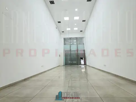 ¡ALQUILER EXCELENTE LOCAL DE DOBLE ALTURA EN BERAZATEGUI CENTRO!