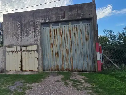 Casa con galpon en venta en Lisandro Olmos Etcheverry