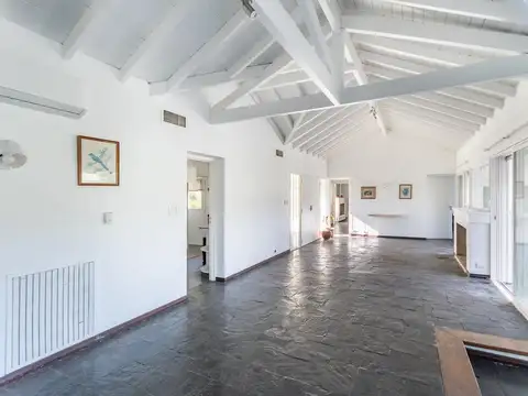 Casa en Alquiler con 2 cocheras