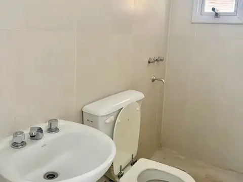 Se vende Casa de Dos Dormitorios Dos Baños + Departamento con cocina separada.