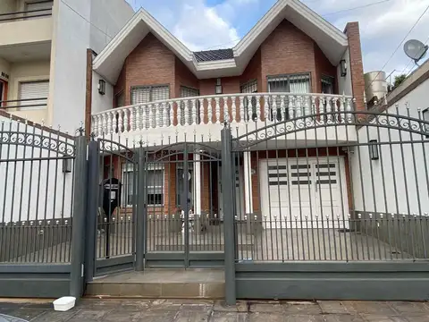 Excelente Casa 7 Ambientes con Pileta climatizada