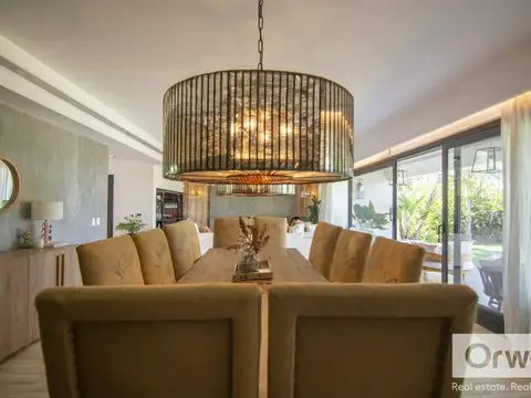 Casa 8 ambientes con 6 baños