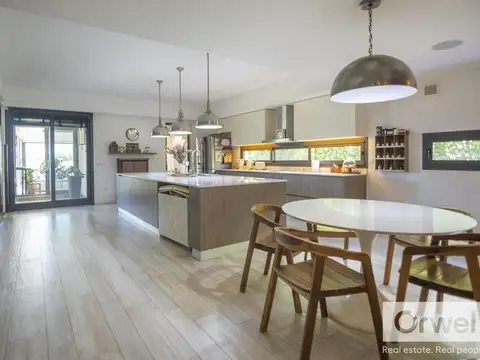 Casa en Alquiler con 4 cocheras